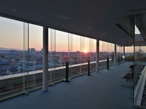 美原区役所本館6階展望ロビー（夕景）